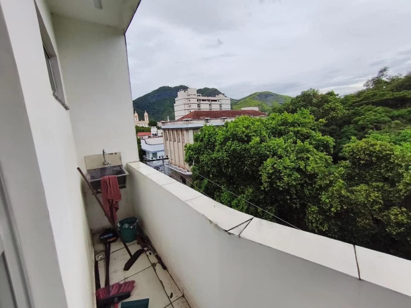 APARTAMENTO NO CORAÇÃO DE VALENÇA/RJ — USO RESIDENCIAL OU COMERCIAL
